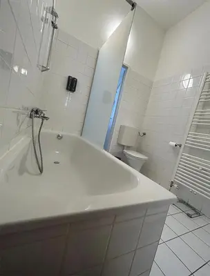 Ein Badezimmer in der Unterkunft City Elegance Central Gem with FREE parking and FAST Internet 250 MBits