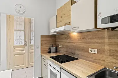 Küche/Küchenzeile in der Unterkunft Modern Apartment near City Center 1BR