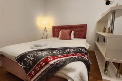 Ein Bett oder Betten in einem Zimmer der Unterkunft City Apartment (1km to the 1st District)