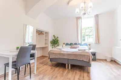 Ein Sitzbereich in der Unterkunft Trendy Studio near Westbahnhof with Kitchenette & Smart TV