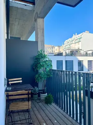 Ein Balkon oder eine Terrasse in der Unterkunft Central apartment with balcony next Augarten Park
