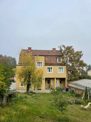 Das Gebäude in dem sich die Ferienwohnung befindet