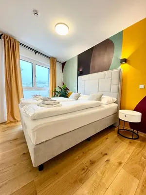 Ein Bett oder Betten in einem Zimmer der Unterkunft Kreative Wohnung mit Balkon
