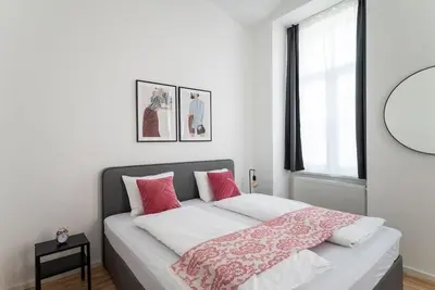 Ein Bett oder Betten in einem Zimmer der Unterkunft Spacious 2BR Near Attractions by HM