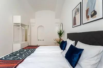Ein Bett oder Betten in einem Zimmer der Unterkunft Family 2BR Oasis Steps from City by HM