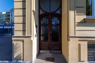 Eine Fassade oder ein Eingang zu Sleek 1BR Flat Near Center by HM