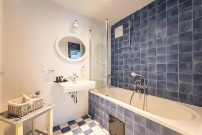 Ein Badezimmer in der Unterkunft Cozy 1BR Duplex Near Center by HM