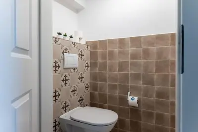 Ein Badezimmer in der Unterkunft Neat 1BR Duplex by Metro and Center by HM