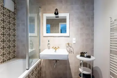Ein Badezimmer in der Unterkunft Neat 1BR Duplex by Metro and Center by HM
