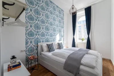 Ein Bett oder Betten in einem Zimmer der Unterkunft Spacious 2BR by Metro and Center by HM