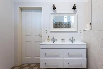 Ein Badezimmer in der Unterkunft Spacious 2BR by Metro and Center by HM