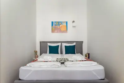 Ein Bett oder Betten in einem Zimmer der Unterkunft 1BR Oasis with Easy City Access by HM