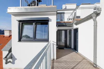 Ein Balkon oder eine Terrasse in der Unterkunft SYMPHONY Apartments 38 - Modern Loft with Terrace and Grill in Central Location