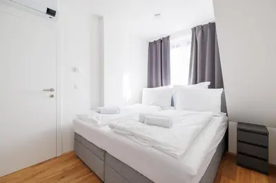 Ein Bett oder Betten in einem Zimmer der Unterkunft SYMPHONY Apartments 38 - Modern Loft with Terrace and Grill in Central Location