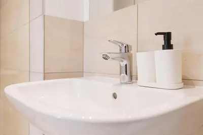 Ein Badezimmer in der Unterkunft SYMPHONY Apartments 42 - Modern Loft with Terrace and Grill in Central Location