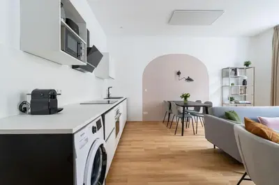 Küche/Küchenzeile in der Unterkunft Elegant 1BR Suite, City Close by HM