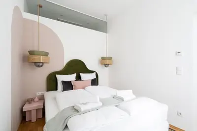 Ein Bett oder Betten in einem Zimmer der Unterkunft Elegant 1BR Suite, City Close by HM