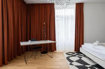 Ein Bett oder Betten in einem Zimmer der Unterkunft Artful 1BR Suite, City Nearby by HM