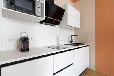 Küche/Küchenzeile in der Unterkunft Artful 1BR Suite, City Nearby by HM