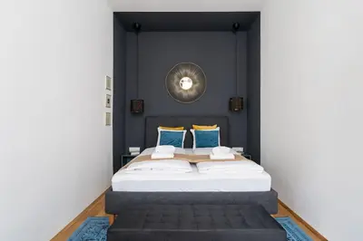 Ein Bett oder Betten in einem Zimmer der Unterkunft Glam 1BR Suite, Easy City Path by HM