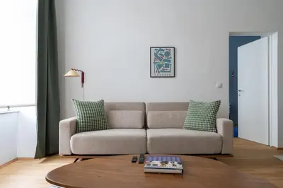Ein Sitzbereich in der Unterkunft Vogue 2BR Suite, Near City Pulse by HM