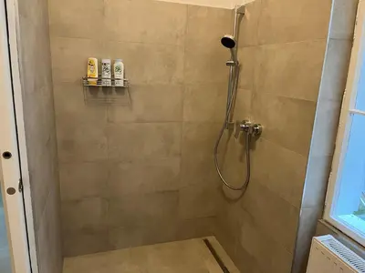 Ein Badezimmer in der Unterkunft Großzügiger Wiener Altbau gleich neben Schönbrunn