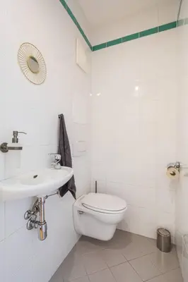 Ein Badezimmer in der Unterkunft 2 separate Full Apartments - 5 BR - Gym - Parking - Rooftop