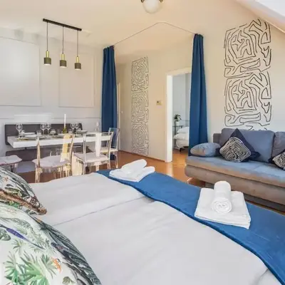 2 separate Full Apartments - 5 BR - Gym - Parking - Rooftop