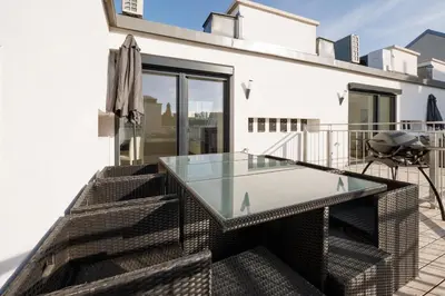 Ein Balkon oder eine Terrasse in der Unterkunft SYMPHONY Apartments 40 - Modern Loft with Terrace and Grill in Central Location