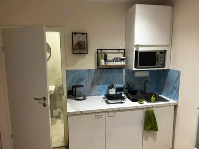Küche/Küchenzeile in der Unterkunft Innenstadtwohnung in Sackgasse mit Klima - RMI 2