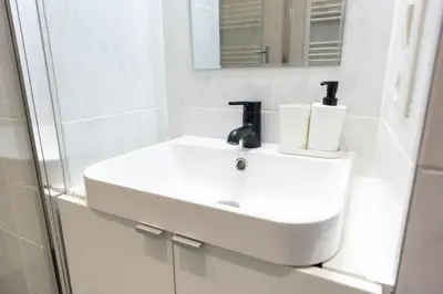 Ein Badezimmer in der Unterkunft Second District Charming Flat