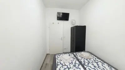 TV/Unterhaltungsangebot in der Unterkunft 15 Min to Vienna Center - Affordable & Simple 5BR Apt with WIFI