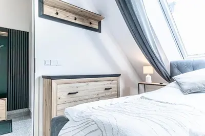 Ein Bett oder Betten in einem Zimmer der Unterkunft Luxury 2BR and 1LR Apartment with Balcony - 9 min to Center