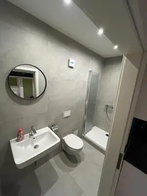 Ein Badezimmer in der Unterkunft RMI1 - Apartment für Urlauber, Monteure - mit AC und Infrarotheizung