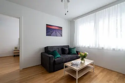 Ein Sitzbereich in der Unterkunft 1BR Haven with Swift City Access by HM