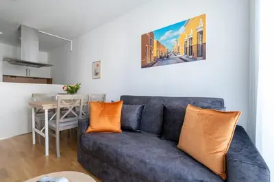 Ein Sitzbereich in der Unterkunft Urban 1BR Retreat, Easy City Link by HM