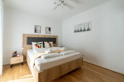 Ein Bett oder Betten in einem Zimmer der Unterkunft Sunny 1BR Home with Balcony by HM