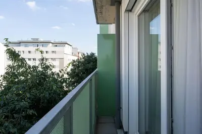 Ein Balkon oder eine Terrasse in der Unterkunft Cute 1BR Hideaway & City Quick by HM