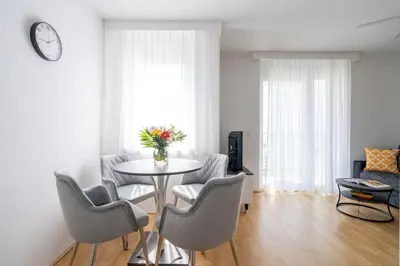 Ein Sitzbereich in der Unterkunft Elegant 1BR Flat with Balcony by HM