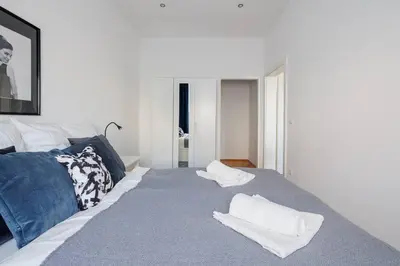 Ein Bett oder Betten in einem Zimmer der Unterkunft Modern Apartment near City Center - 2BR, Netflix