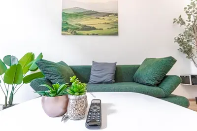 Ein Sitzbereich in der Unterkunft Lovely 1BR & 1LR Ground Floor Gem 15 min to City Center via U3