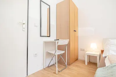 Ein Bett oder Betten in einem Zimmer der Unterkunft Elegant 6BR Retreat Near Danube & Garden Access