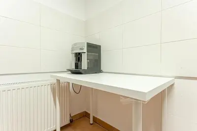 Küche/Küchenzeile in der Unterkunft Elegant 6BR Retreat Near Danube & Garden Access