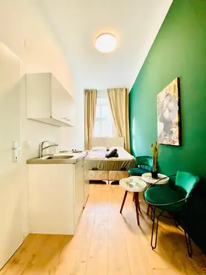 Küche/Küchenzeile in der Unterkunft Budget Private Rooms in 8-Bedroom Apartment with Terrace