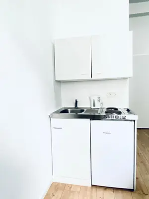Küche/Küchenzeile in der Unterkunft Budget Private Rooms in 8-Bedroom Apartment with Terrace