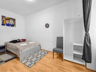 Ein Bett oder Betten in einem Zimmer der Unterkunft Three-Bedroom Delight, King-Size Beds