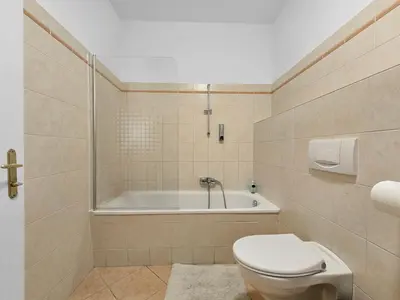 Ein Badezimmer in der Unterkunft Three-Bedroom Sanctuary, King-Size Beds