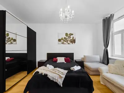 Ein Bett oder Betten in einem Zimmer der Unterkunft Three-Bedroom Sanctuary, King-Size Beds