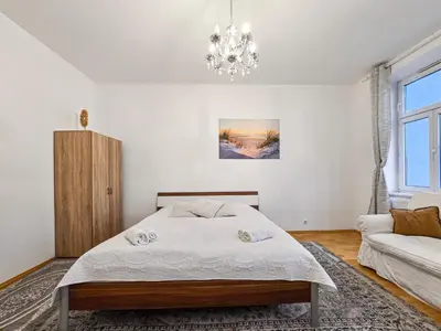 Ein Bett oder Betten in einem Zimmer der Unterkunft Modern Three-Bedroom, Triple King Beds