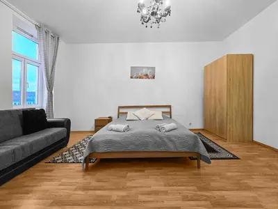 Ein Bett oder Betten in einem Zimmer der Unterkunft Modern Three-Bedroom, Triple King Beds